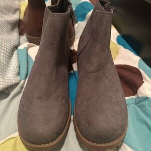 Women’s boots size 9.5